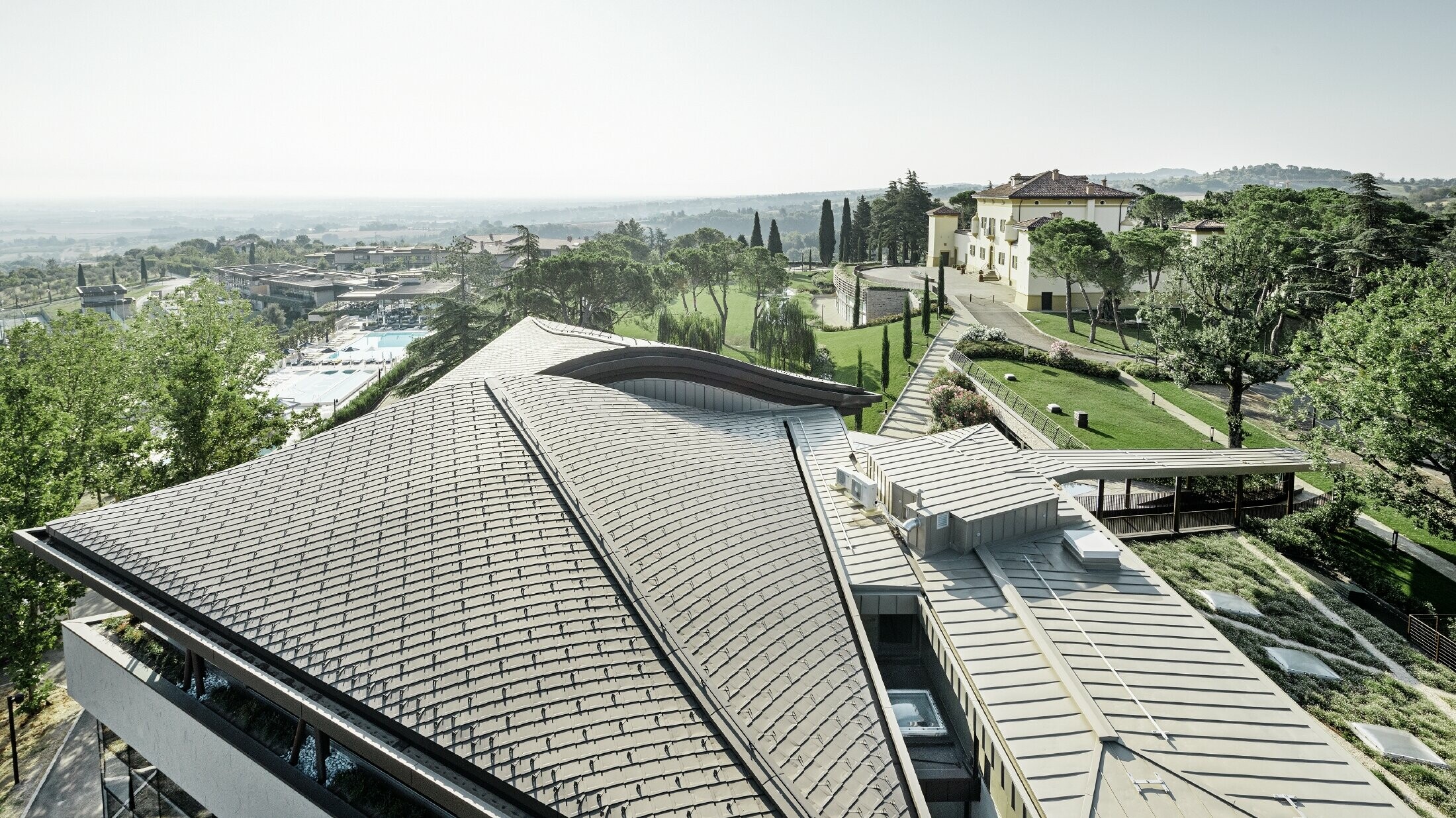 Palazzo des Golfresorts Varignana mit einem weitläufigen PREFA Aluminiumdach in braun