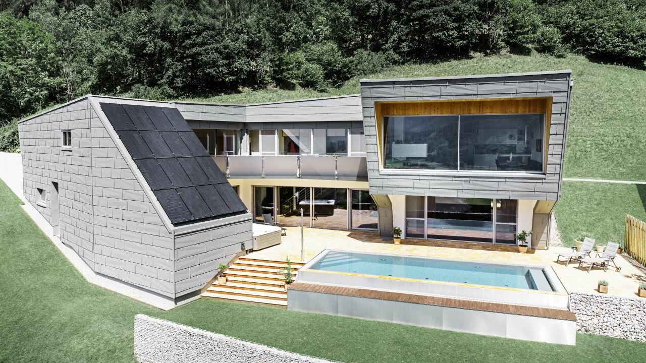 Una casa monofamiliare fuori dal comune, con piscina e impianto fotovoltaico, rivestita con il pannello FX.12 per tetto e facciata