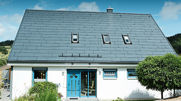Ristrutturazione del tetto con pannelli FX.12 PREFA colore grigio pietra.