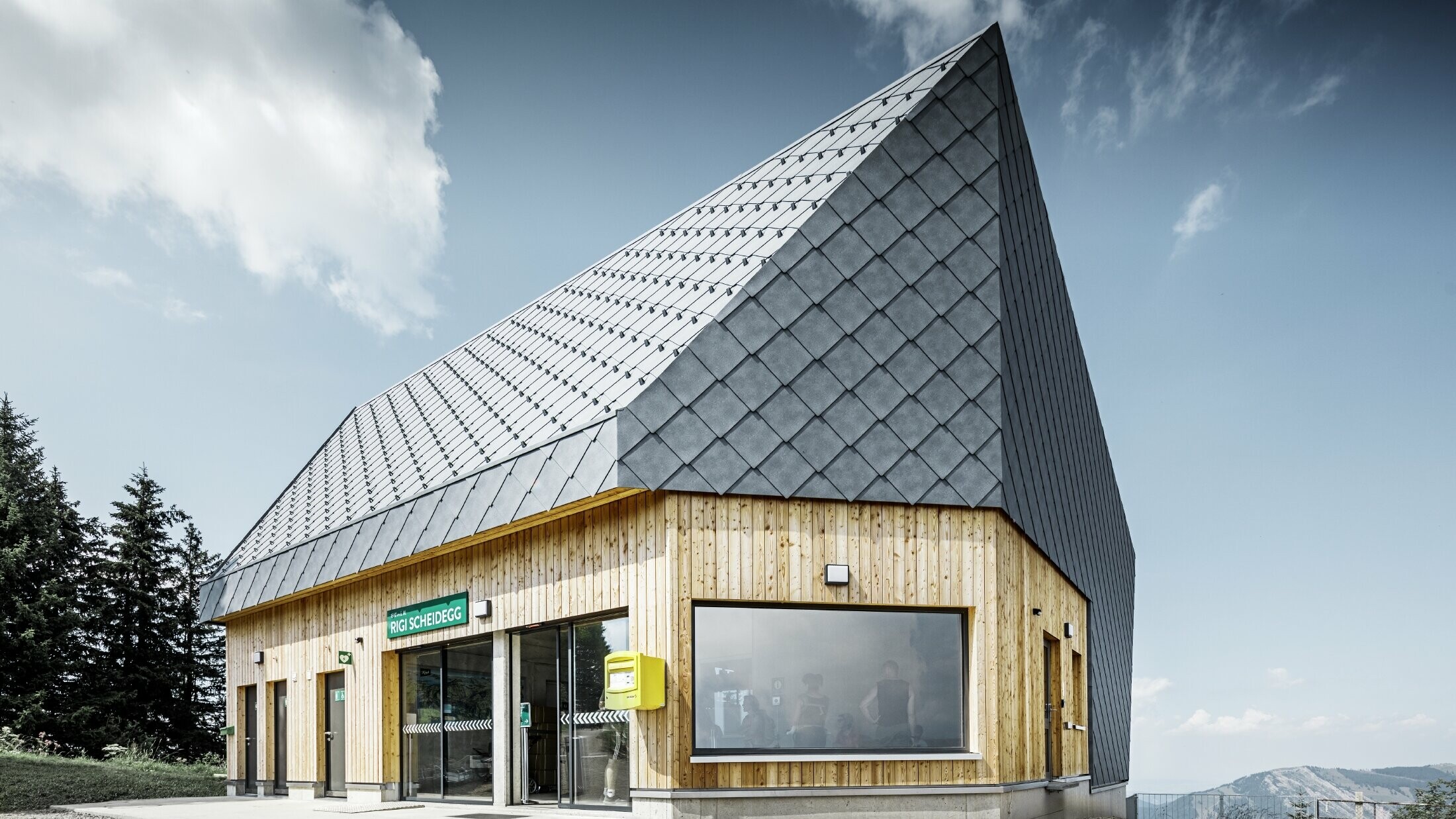Stazione funivia Rigi Scheidegg a Goldau, Svizzera. Il tetto e una parte della facciata sono stati rivestiti con la scaglia 44 in P.10 grigio pietra.