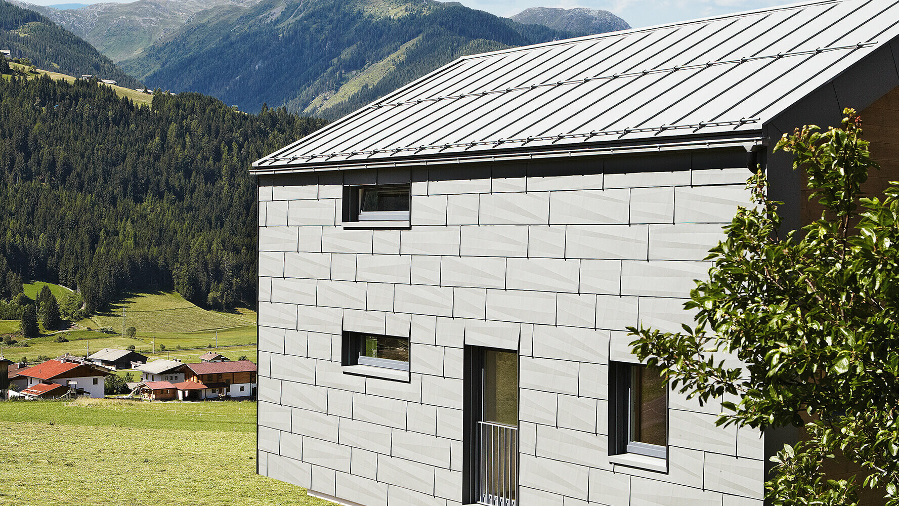 Casa unifamiliare con Prefalz e pannelli per facciata FX.12 PREFA in grigio chiaro
