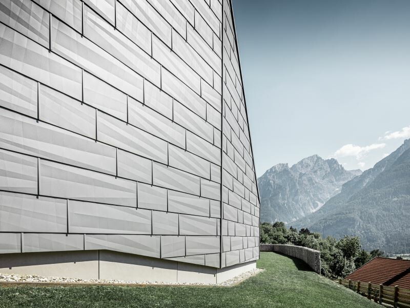Il pannello per facciata FX.12 in P.10 grigio chiaro si inserisce armoniosamente nel paesaggio delle Dolomiti di Lienz