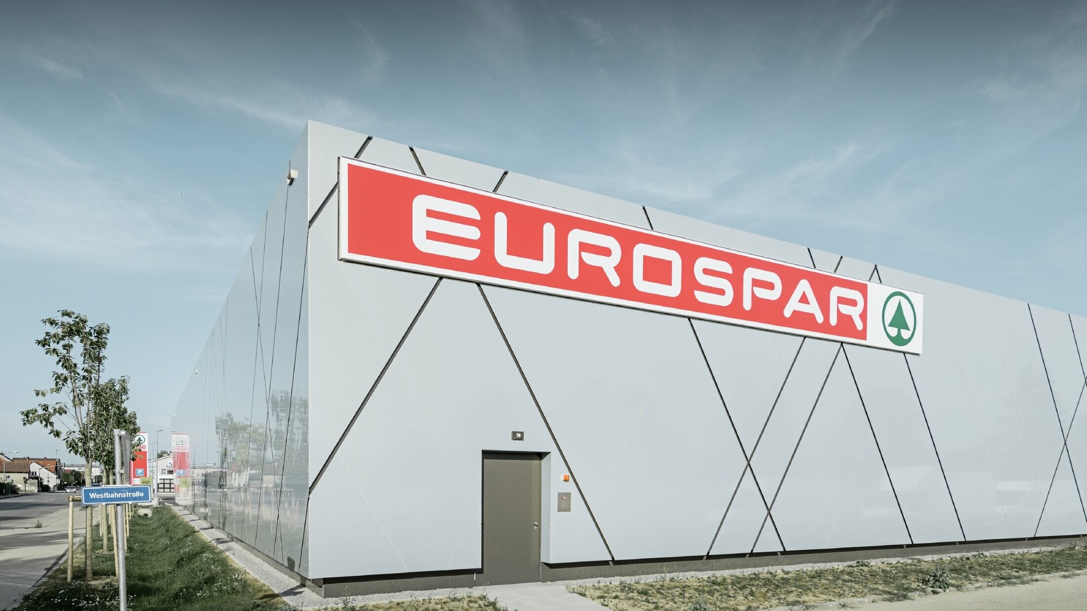Retro della nuova filiale Eurospar di Wels; la facciata è stata rivestita con il pannello composito in alluminio di PREFA nel singolare colore argento oro.