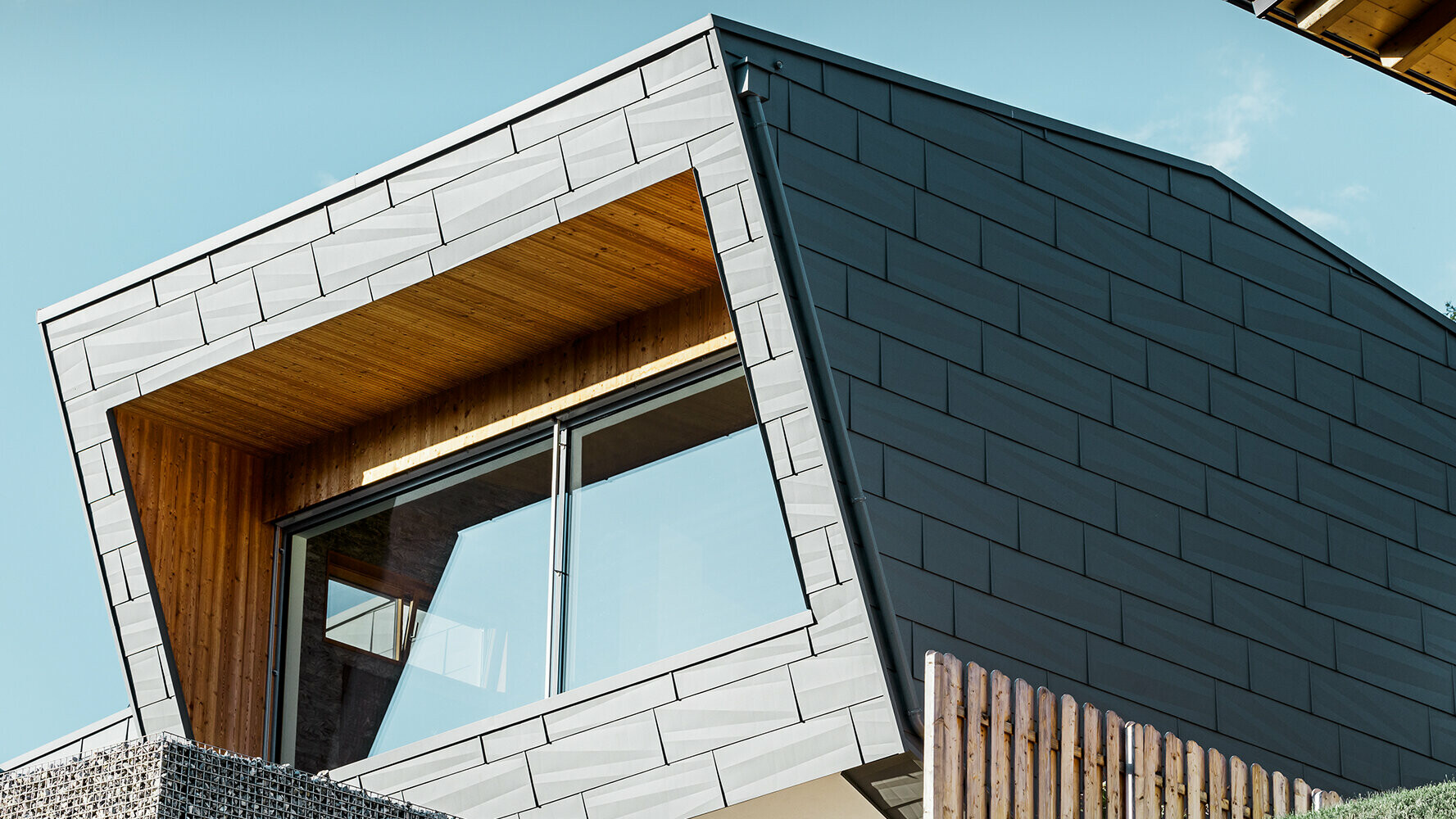 Moderna casa unifamiliare con pannelli per facciata FX.12 di alta qualità di PREFA in P.10 grigio chiaro