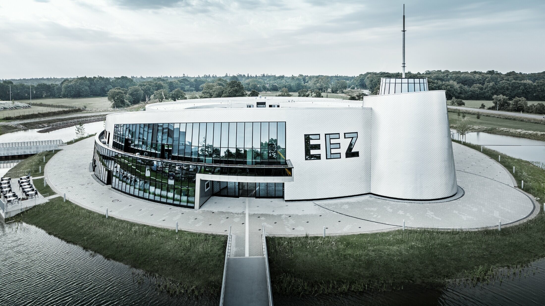 Nell’edificio dell’Energie Erlebnis Zentrum Aurich (EEZ), le numerose parti arrotondate dell'edificio sono state rivestite con scaglie per facciata PREFA 20 × 20 in alluminio naturale.