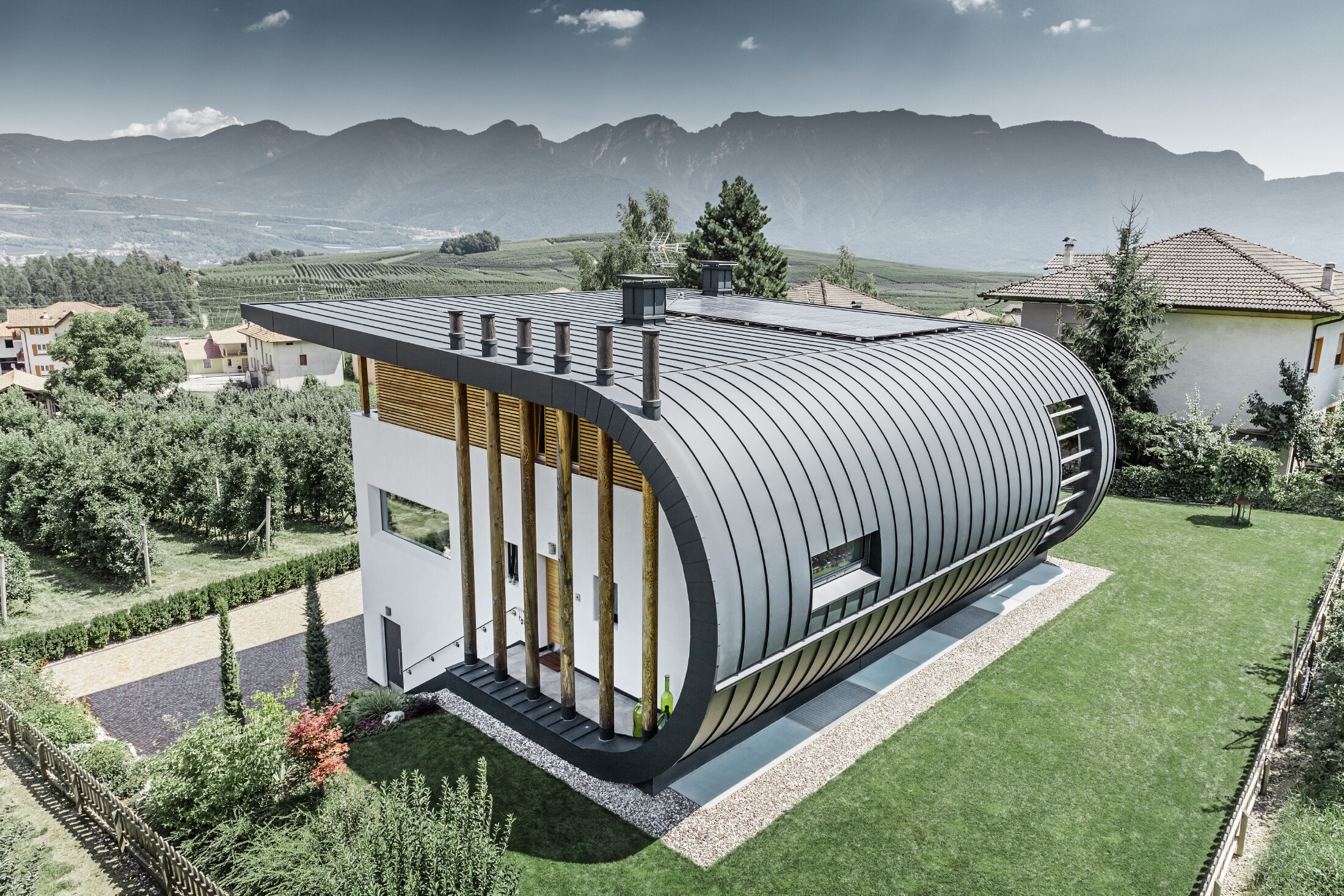 Foto aerea di Casa Giovannini in Italia con la facciata arrotondata in Prefalz P.10 antracite.
