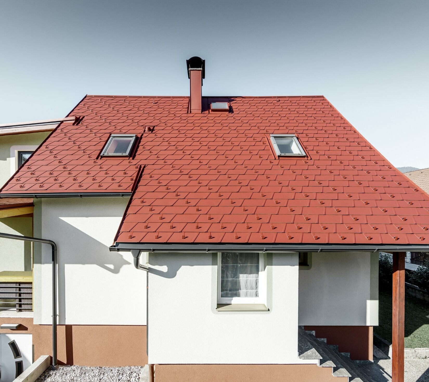 Casa unifamiliare ristrutturata con il nuovo tetto con scandola PREFA, la DS.19 è stata posata nel colore rosso ossido.