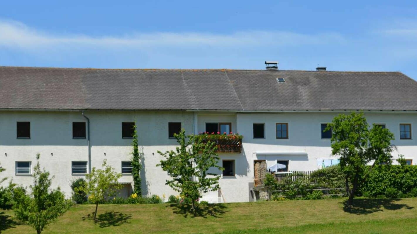 Casa prima della ristrutturazione del tetto con tegole PREFA in Austria - prima la copertura era in fibrocemento Eternit