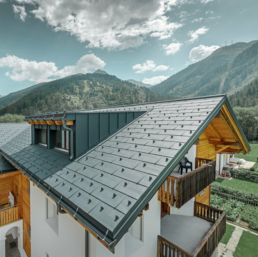 Casa unifamiliare in contesto rurale con copertura del tetto PREFA nel colore antracite