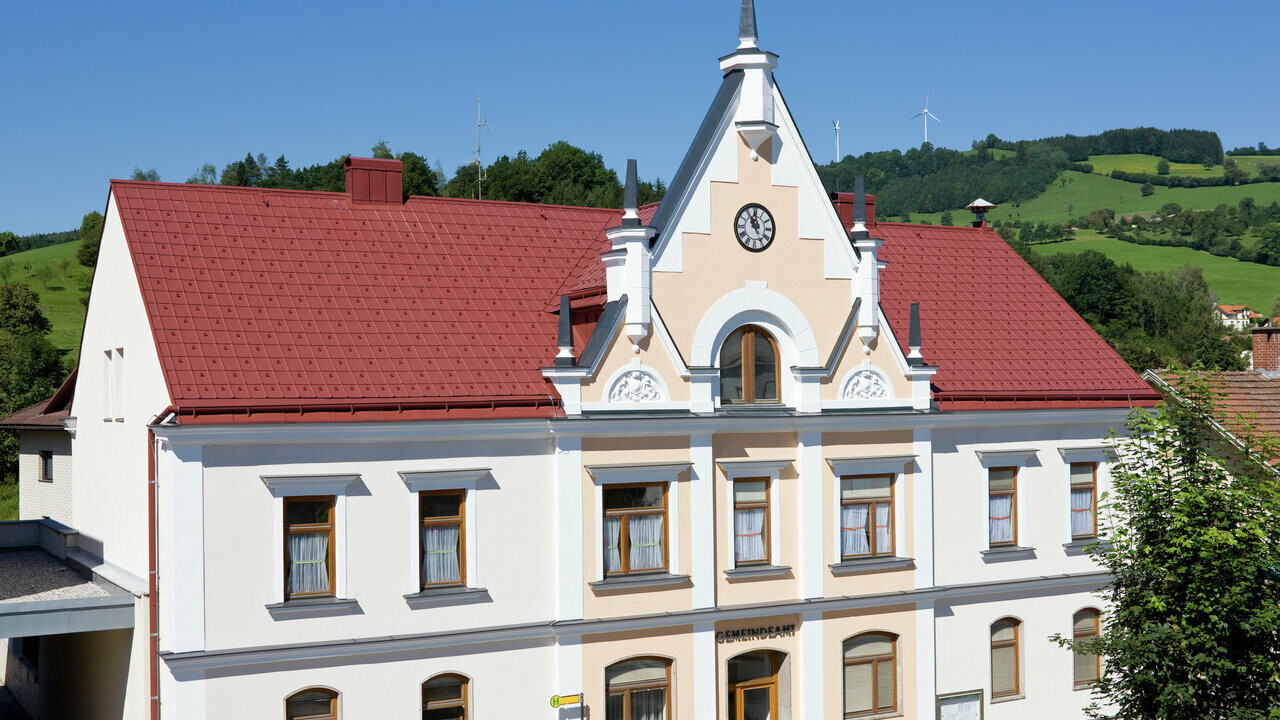 L'ufficio comunale di Traisen è stato rivestito con pannelli PREFA e grondaia PREFA (grondaia cornicione).
