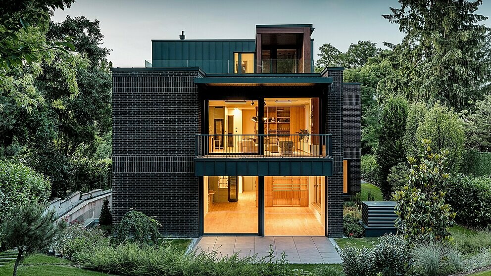 Villa moderna a Budapest con facciata in alluminio PREFA PREFALZ abbinata a mattoni in clinker, un esempio di architettura straordinaria nell'ambito PREFARENZEN.