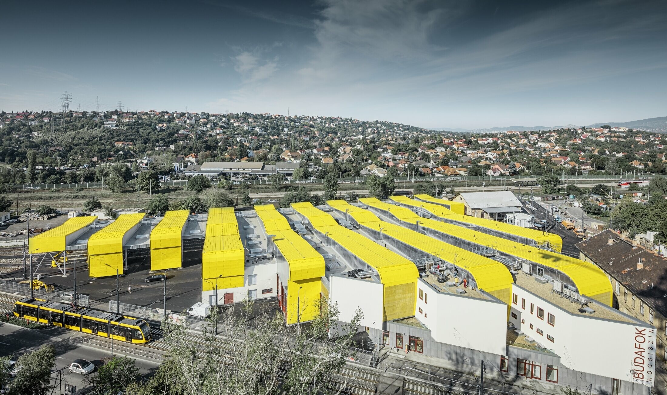 Veduta aerea della Remise di Budapest; gli edifici sono rivestiti con Prefalz PREFA nello speciale rivestimento giallo traffico, RAL 1023.