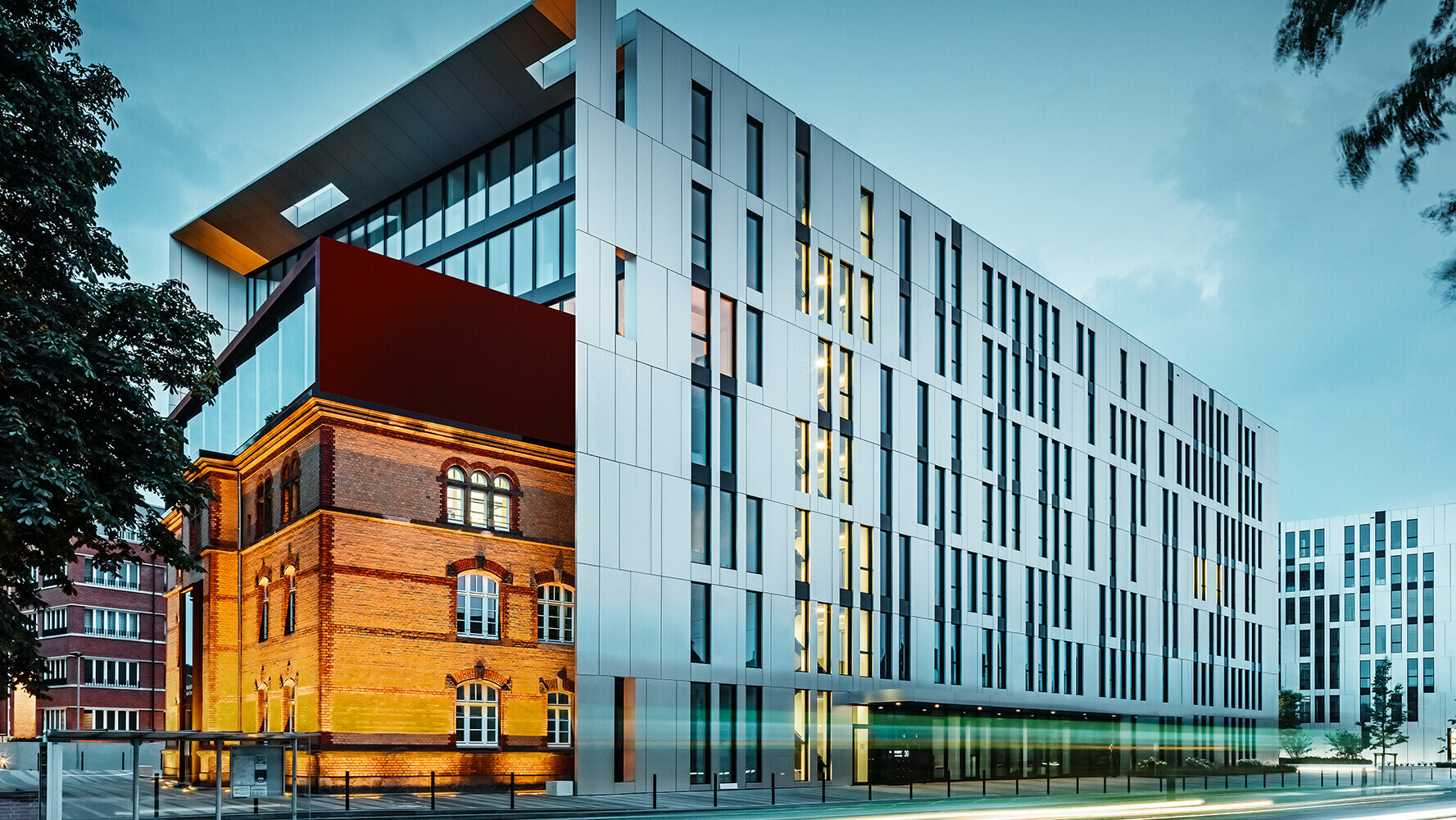 Il palazzo di nuova costruzione al centro di Düsseldorf è stato rivestito con pannelli compositi in alluminio di PREFA.