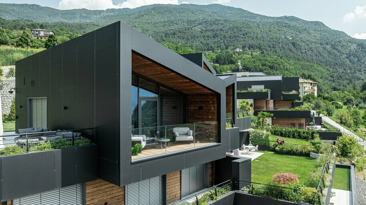 Vista laterale di una delle residenze di Trento in Vista a Villazzano rivestite in alluminio, Prefalz in copertura e pannelli compositi Prefabond in facciata.