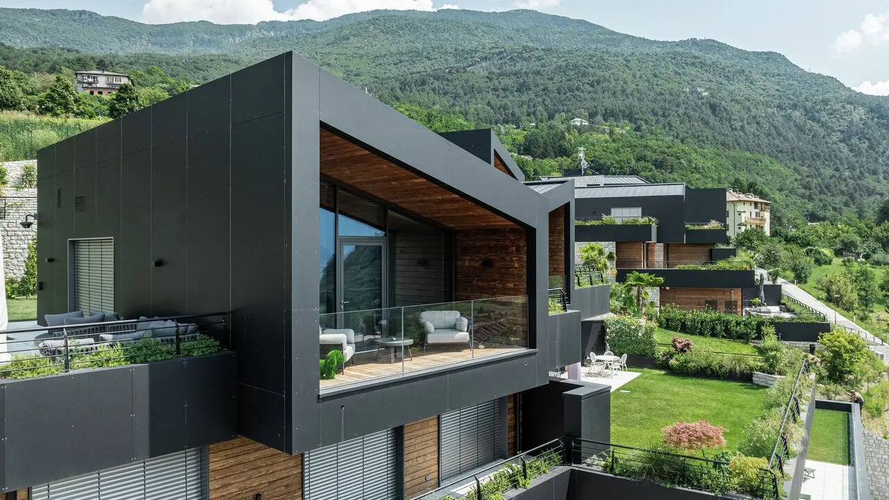 Vista laterale di una delle residenze di Trento in Vista a Villazzano rivestite in alluminio, Prefalz in copertura e pannelli compositi Prefabond in facciata.