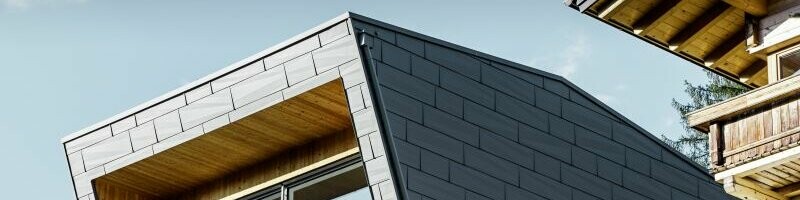 Il particolare Erker che da sulla puscina è stato rivestito con il pannello FX.12 per tetto e facciata di PREFA in P.10 grigio chiaro