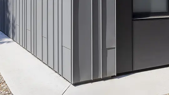 Dettaglio dell'angolo della facciata rivestito in alluminio Prefalz della Scuola Arte e Mestieri di Suzzara