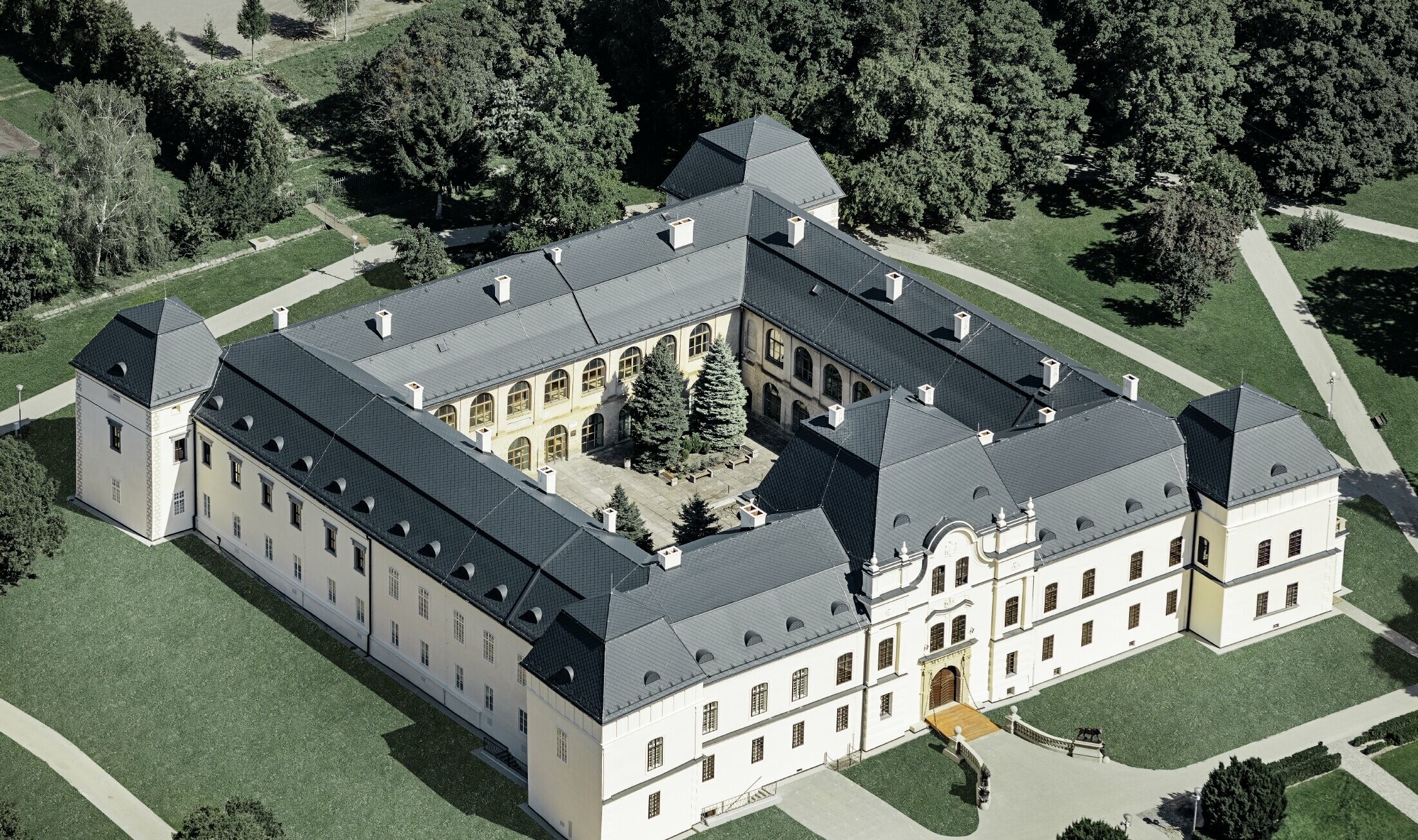 Schloss Humenné ist im Stil der Renaissance gebaut und wurde mit der PREFA Dachraute in anthrazit neu eingedeckt