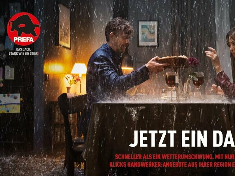 Werbesujet der neuen Werbekampagne 2019 der PREFA; Pärchen sitzt zuhause bei einem romantischen Dinner. Beide sitzen allerdings im Regen, da dem Haus das Dach fehlt.