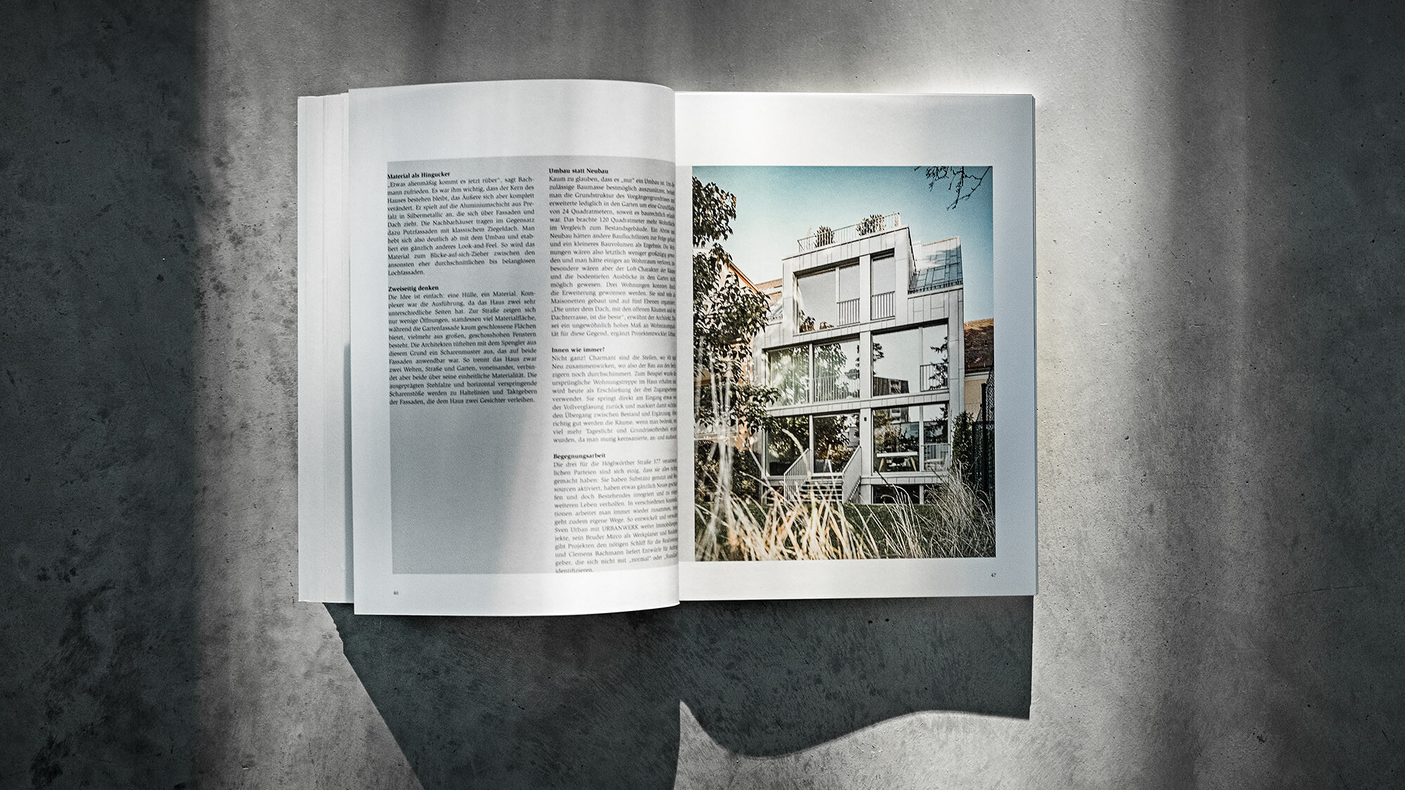 Libro PREFARENZEN 2024 aperto, su sfondo grigio, con un articolo sulla villetta nella Höglwörther Straße progettata dallo studio CBA.