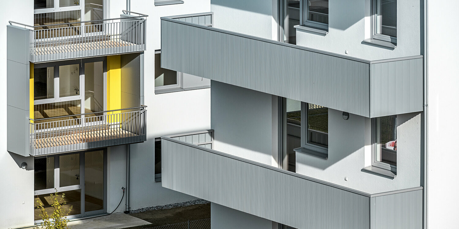 Das robuste PREFA Zackenprofil in Silbermetallic sorgt für eine elegante und zugleich widerstandsfähige Balkongestaltung in der Glanzstoffsiedlung in St. Pölten, Niederösterreich.