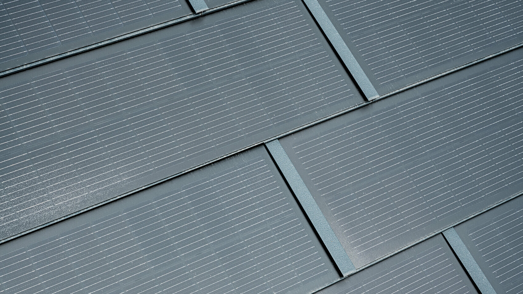 Detailaufnahme der verlegten kleinen Solardachplatte. Die kleine Solardachplatte in der Farbe P.10 Anthrazit wurde mit der Dachplatte R.16 kombiniert. 