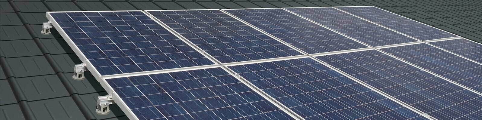 Moduli fotovoltaici con staffe montati sulla tegola PREFA