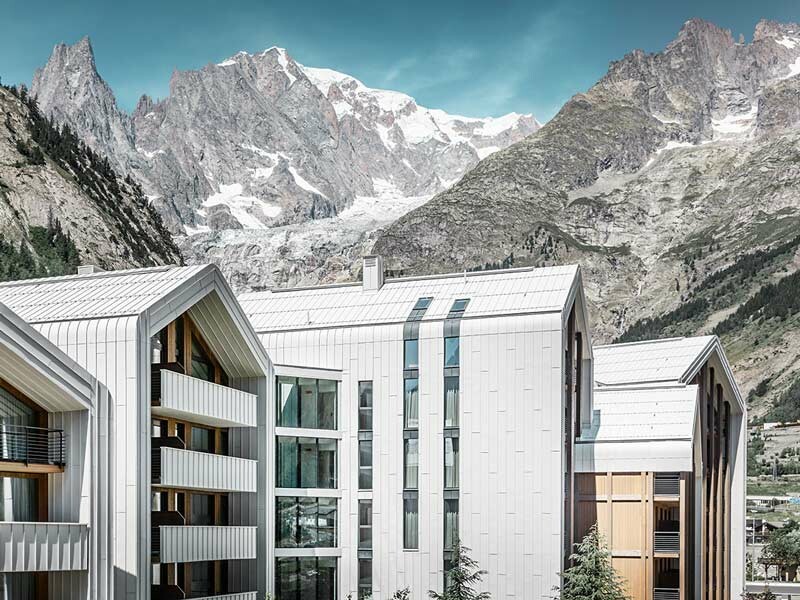 Vista laterale della facciata in alluminio di 6.000 mq del Hotel des Alpes