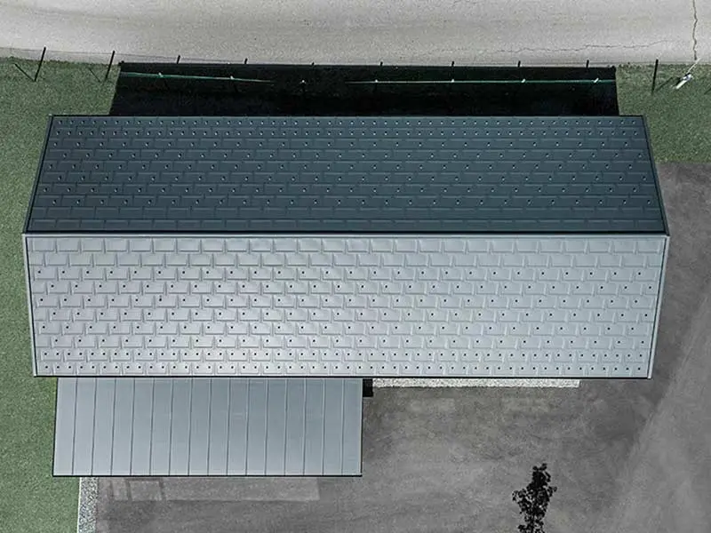 veduta dall'alto sugli uffici dell'azienda Faltheiner realizzati in tegole R.16 di PREFA