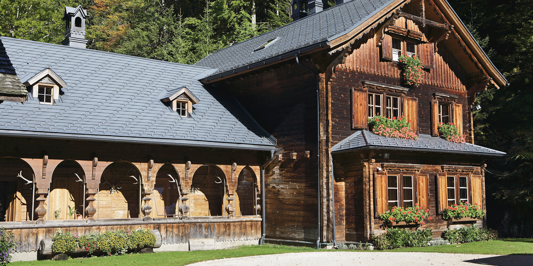 Rifugio rustico per la caccia, Rothschildhaus, ristrutturato con scandole PREFA in P.10 antracite