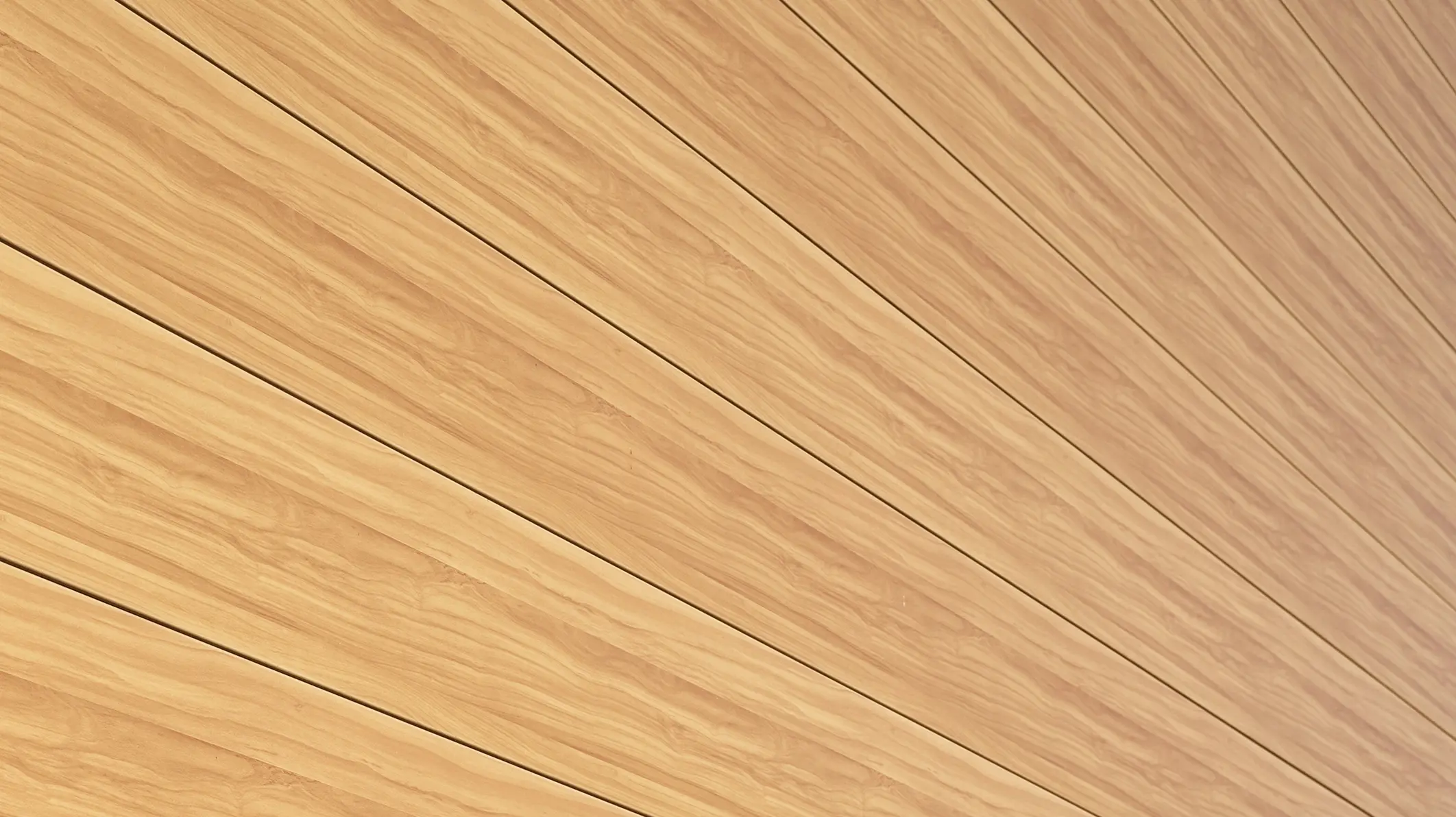 Primo piano della facciata in alluminio realizzata con rivestimenti PREFA Sidings nel colore rovere naturale su una casa unifamiliare a Usingen, Germania.