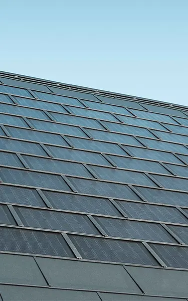 Verlegte Fläche der PREFA Solardachplatte kombiniert mit der Dachplatte R.16 in der Farbe P.10 Anthrazit.