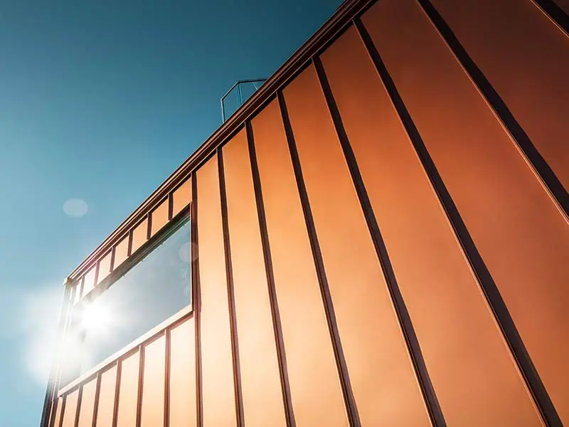 Facciata in Falzonal in rame nuovo di una delle case monofamiliari a Trondheim, progettato dall`architetto Sevrin Gjerde, posato da Dag-Arne Gundersen