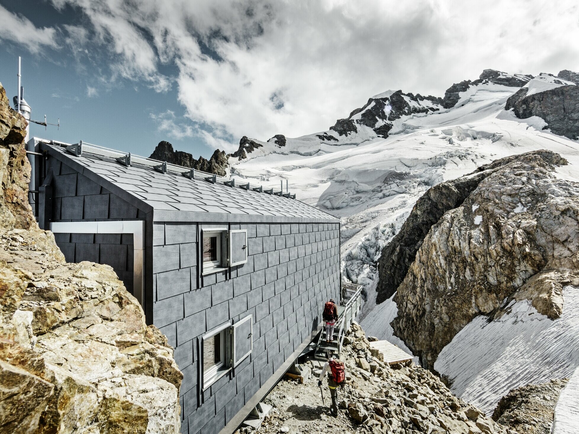 [Translate to Deutsch:] Berghütte auf dem La Meije in Frankreich verkleidet mit FX.12 in P.10 Steingrau