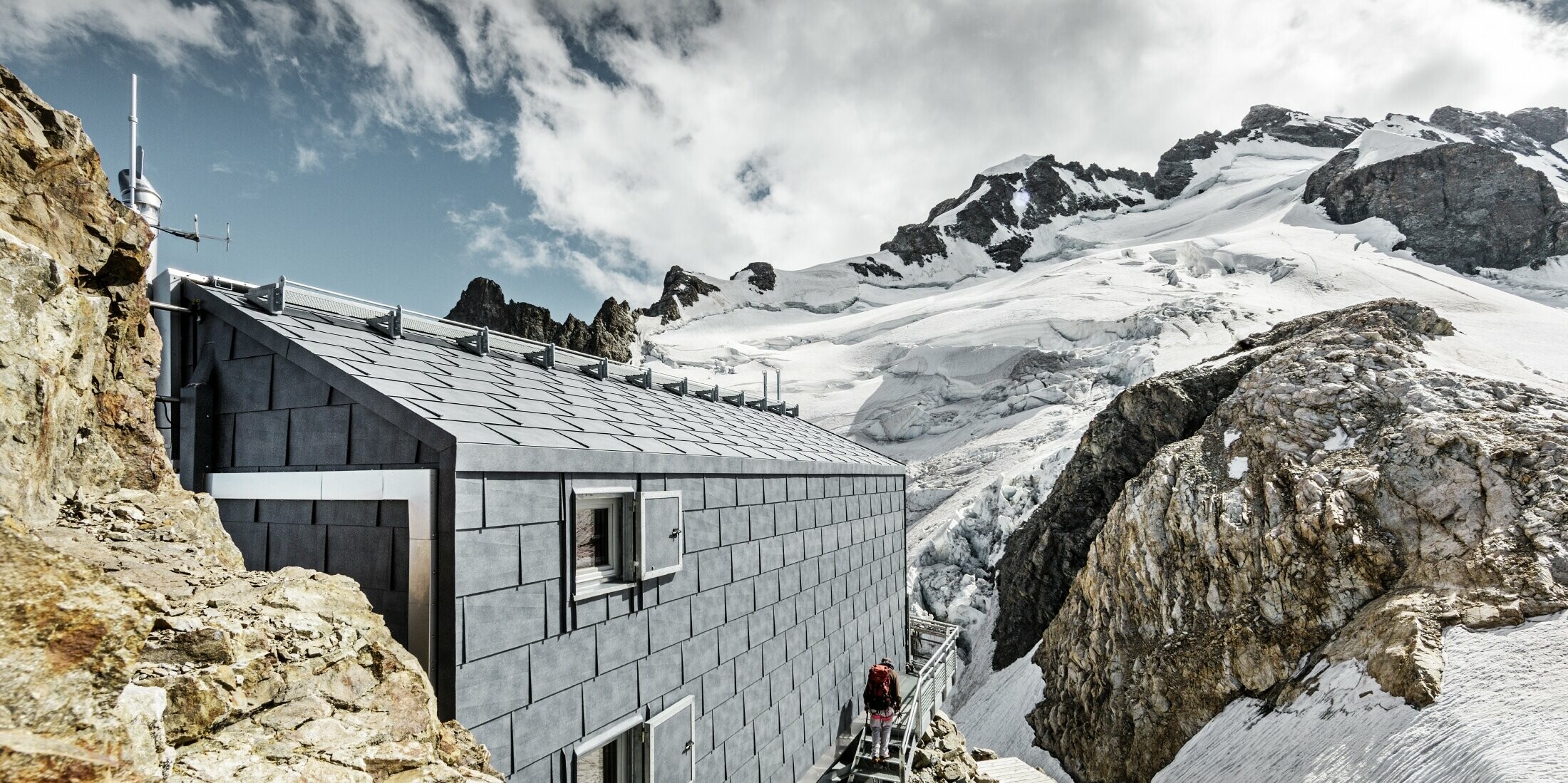 [Translate to Deutsch:] Berghütte auf dem La Meije in Frankreich verkleidet mit FX.12 in P.10 Steingrau