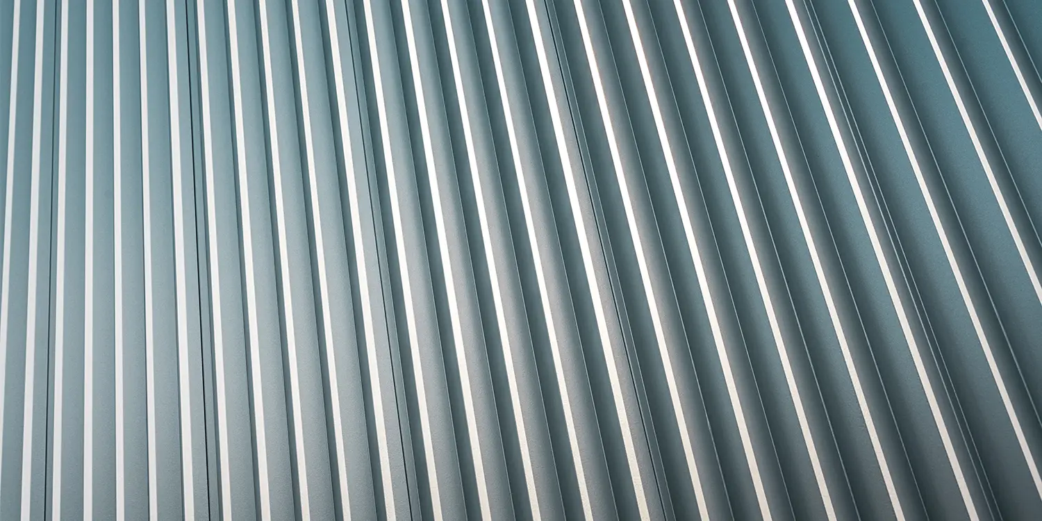 Die Detailaufnahme zeigt das PREFA Zackenprofil aus stranggepresstem Aluminium in der Farbe Silbermetallic. Die hochwertige Fassade aus diesem Material verleiht der Glanzstoffsiedlung in St. Pölten eine moderne, edle Ausstrahlung.