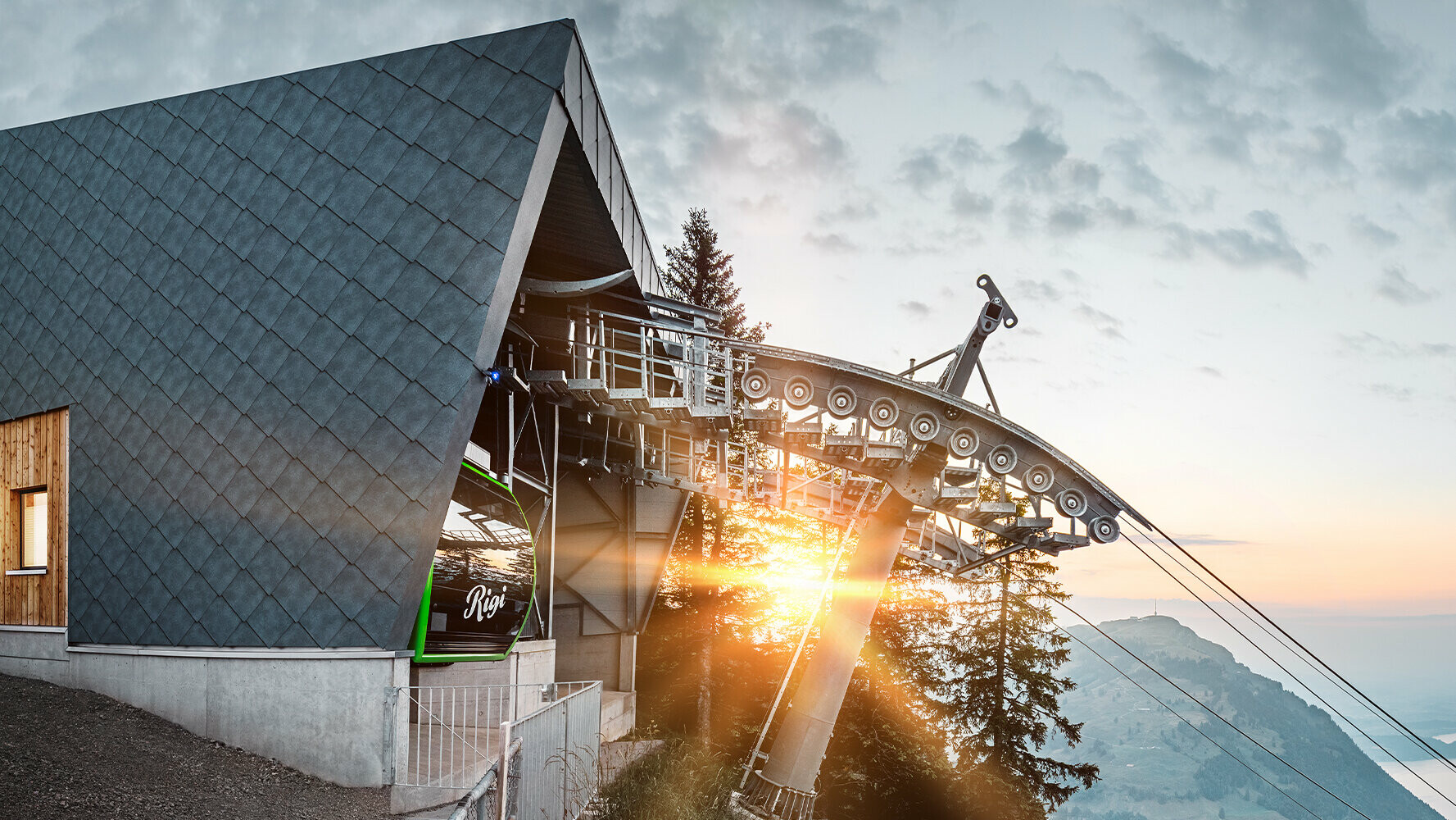 L’impianto di risalita con tetto e facciata PREFA in Svizzera al tramonto.