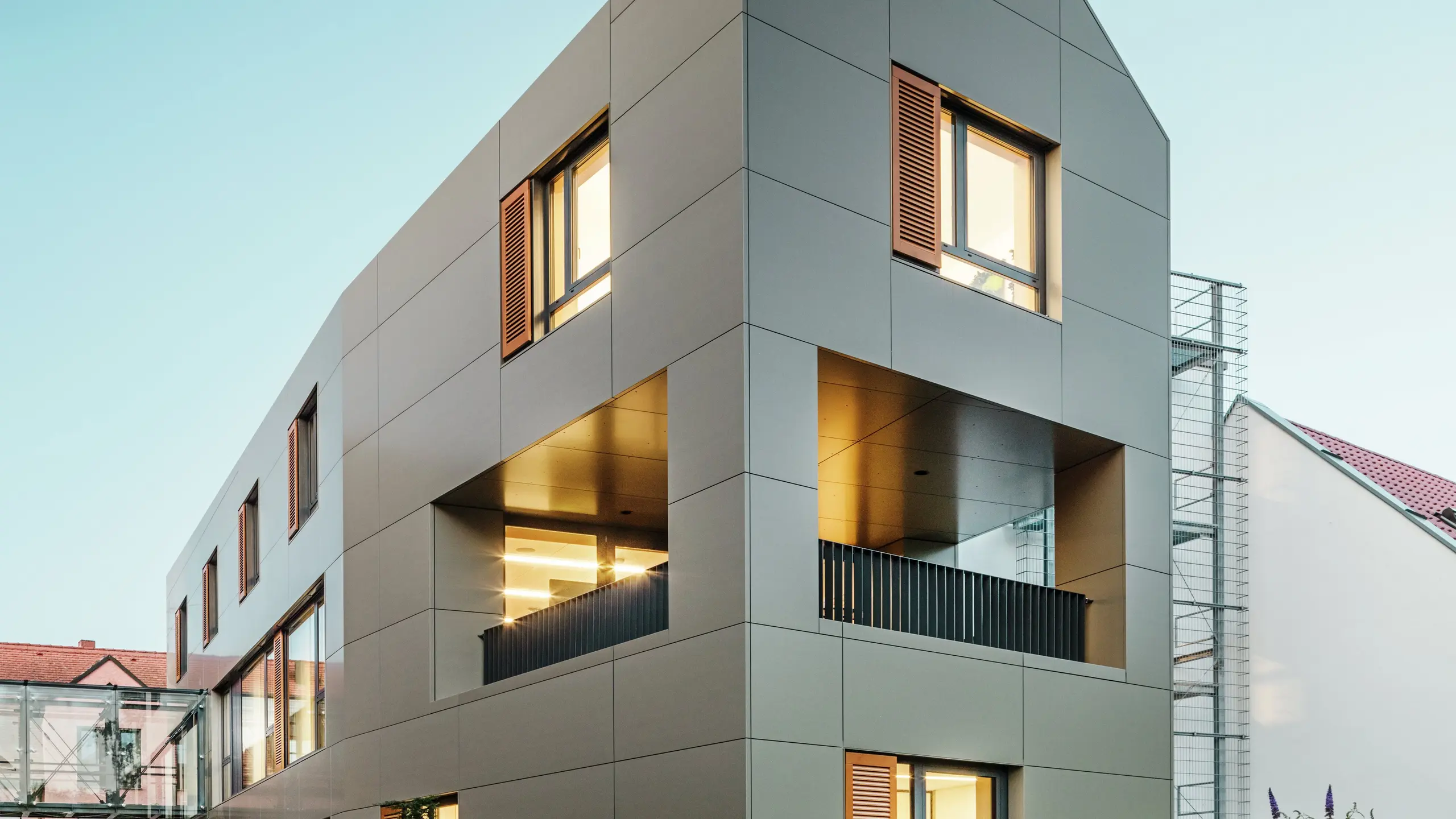Il municipio di Alzenau, in Germania, presenta una facciata moderna realizzata con pannelli compositi in alluminio PREFA in bronzo. Le linee chiare e geometriche delle lastre conferiscono all'edificio un aspetto elegante e contemporaneo. L'area esterna ben curata completa l'architettura.