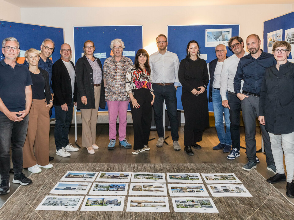 Gruppenfoto der PREFARENZEN 2026 Jury nach erfolgreichem Auswahlprozess in einer Winzerresidenz im burgenländischen Seewinkel: Die interdisziplinäre Expertengruppe bestehend aus Dirk Lorenz (Leinert Lorenz Architekten), Veronika Roll (Marketing, PREFA Österreich), Wolfgang Croce (Croce & Wir, Graz), Jürgen Jungmair (Marketingleiter International, PREFA), Judit Nemere (Geschäftsführung PREFA Ungarn), Matthias Finkentey (Moderation), Bettina Almeida (Kommunikationsmanagement, PREFA), Christian Wirth (Regionalleiter Ost, PREFA Österreich), Selina Wach (Head of Discourse, Architektur Aktuell), Thomas Schlett (B3 Architekten), Sven Disser (Leiter Development, Bauwerk), Falk Leinert (Leinert Lorenz Architekten) und Juliane Croce (Croce & Wir, Graz) steht vor den final ausgewählten Architekturprojekten für das PREFARENZEN Architekturbuch und den Kalender 2026. Die Projekte spiegeln Vielfalt, Nachhaltigkeit und innovativen Einsatz von PREFA Materialien wider.