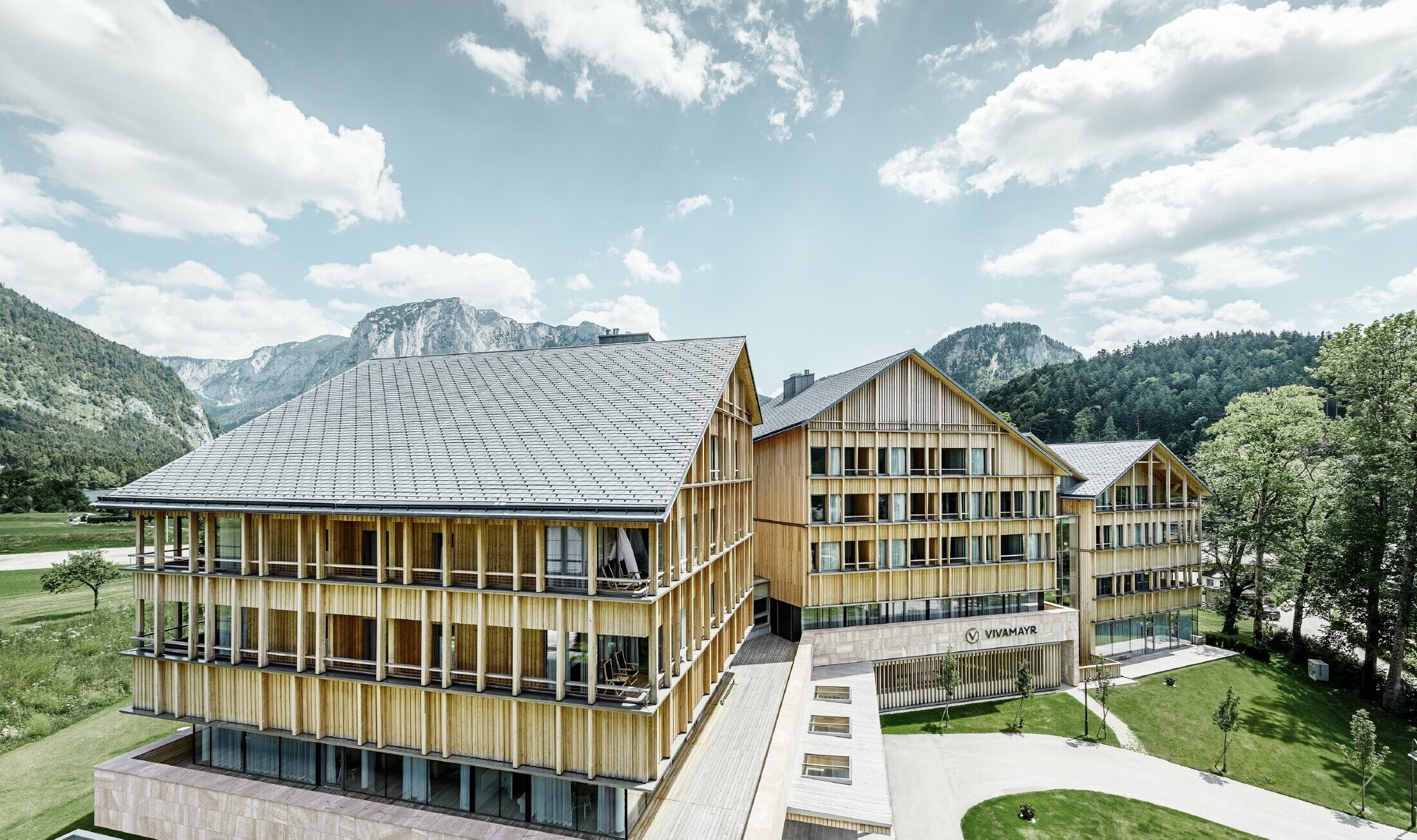 L’Hotel Vivamayr ad Altaussee con facciata in legno e scandole PREFA