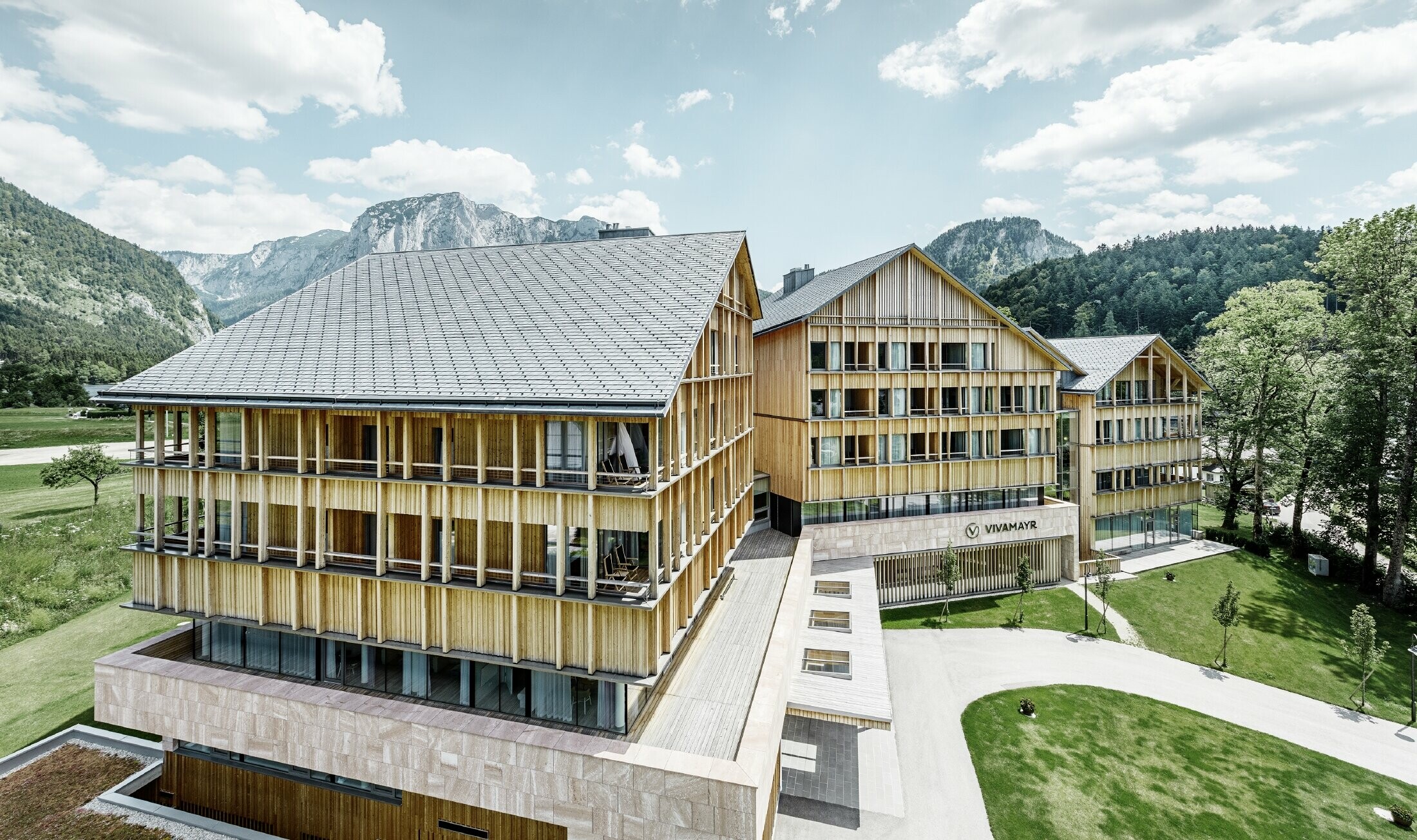 Hotel Vivamayr in Altaussee mit Holzfassade und PREFA Dachschindel Dach