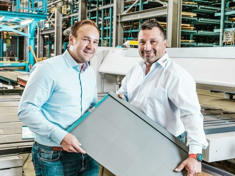 Die Verarbeiter Simon Altvater und Massimo Campanale haben die Eindeckung mit PREFA Rauten 44 × 44 der Mensa Stuttgart durchgeführt