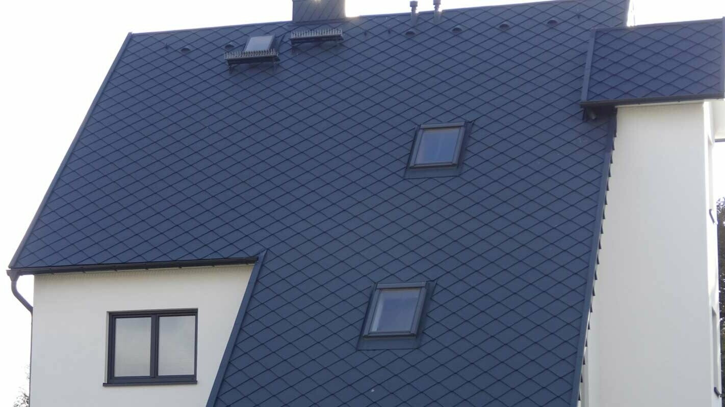 Ristrutturazione della lunga superficie del tetto di una casa monofamiliare con scaglie PREFA