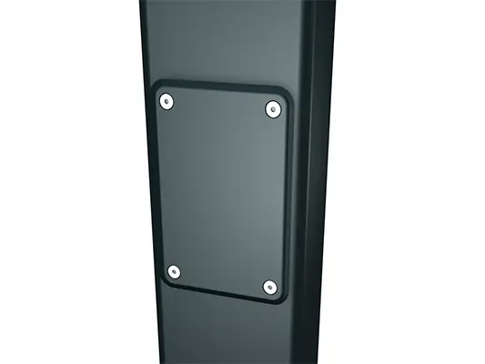 Il pluviale quadro PREFA con apertura d’ispezione, disponibile nelle dimensioni 80 e 100 mm, consente una facile manutenzione e pulizia dei sistemi di drenaggio del tetto. L’apertura d’ispezione integrata garantisce un accesso agevole e facilita la rimozione dei depositi.