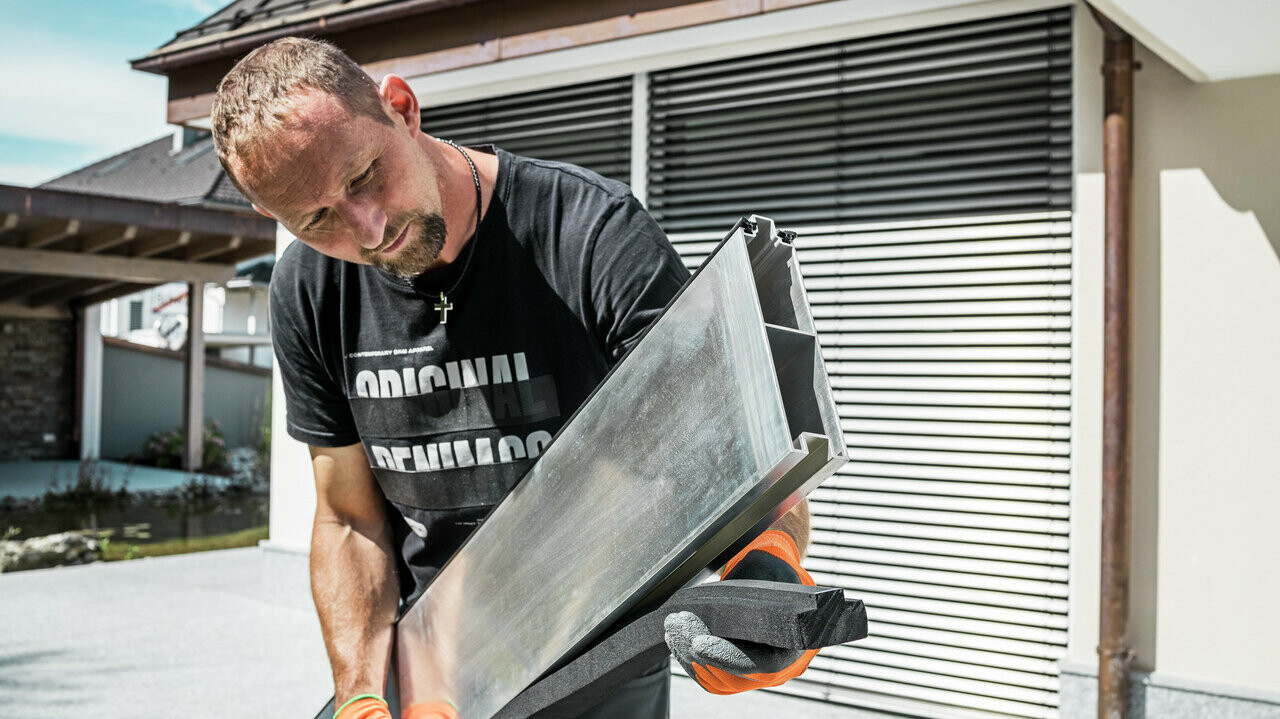 Vista dettagliata del sponde base della protezione antiallagamento PREFA con guarnizione in gomma, che è il primo ad essere inserito nella guida profilata.