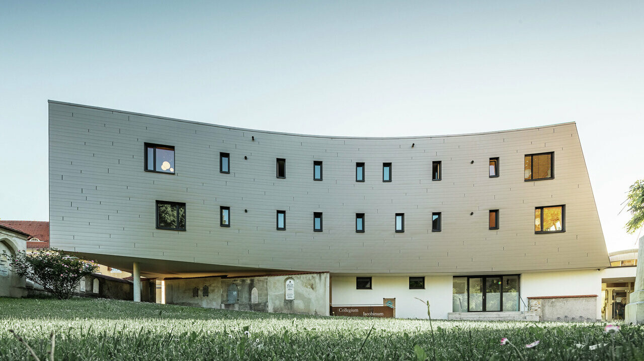 Vista frontale della nuova residenza per studenti a Leoben.