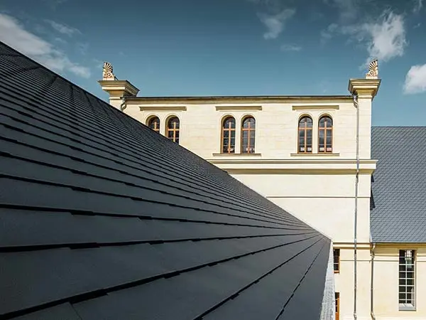 copertura del Marstall a Baswdow ristrutturata grazie alle scandole PREFA P.10 antracite 