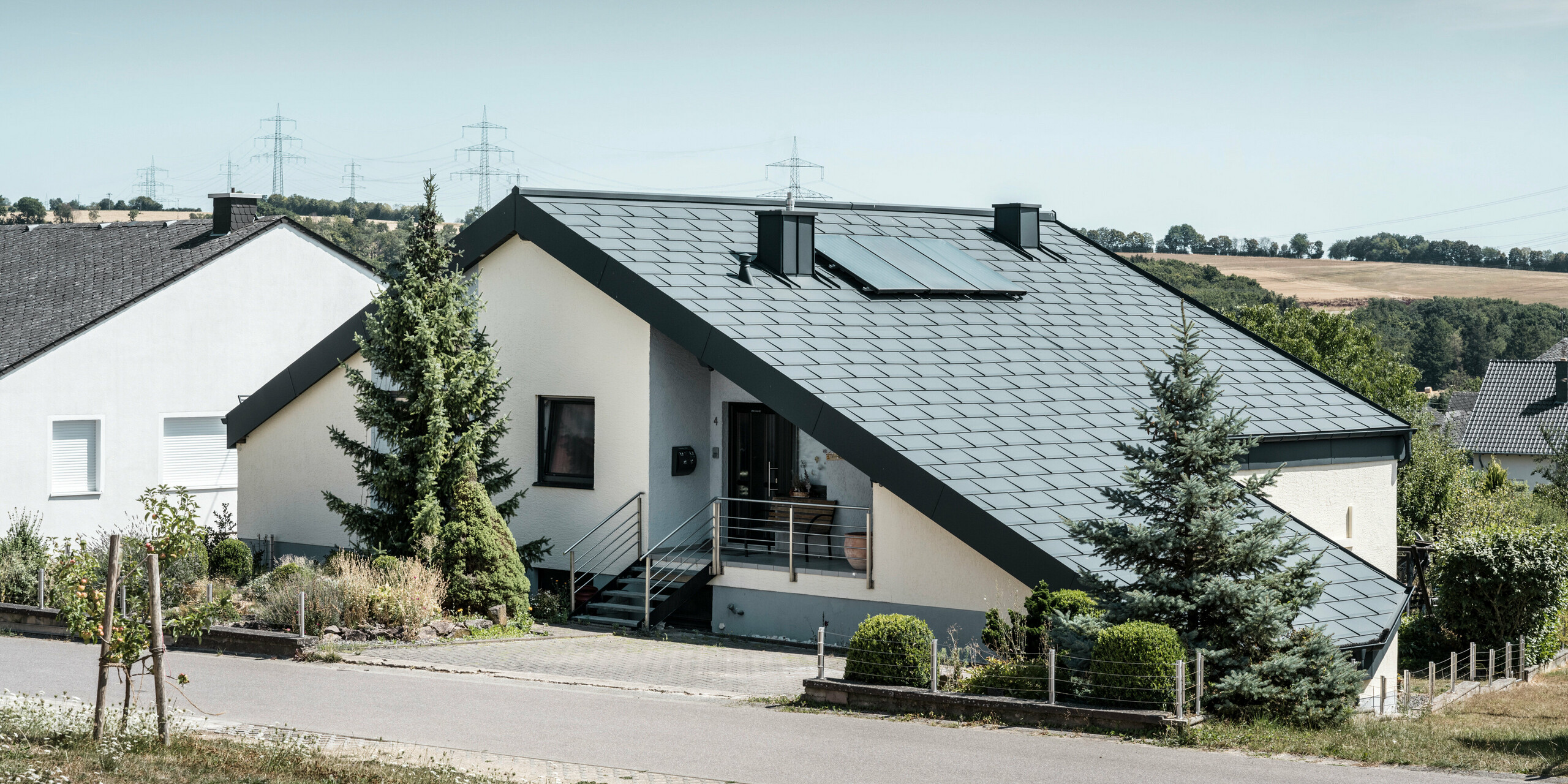 Einfamilienhaus in Newel-Besslich mit PREFA Dachplatte R.16 und PREFA Dachentwässerungssystem in anthrazit