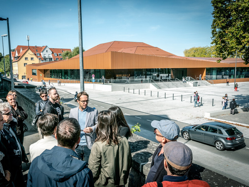 Besuch der Inselhalle, die mit PREFA Falzonal Elementen in Sonderfarbe eingedeckt wurde