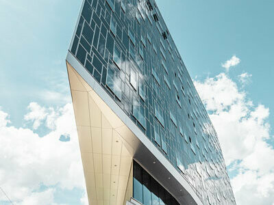 Der PEMA 2 Turm in Innsbruck ist Wohnhaus, Stadtbibliothek und öffentlicher Raum wurde zum Teil mit PREFA Verbundplatten in Aluminium gebürstet eingedeckt